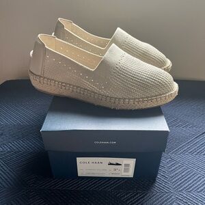 Women’s ColeHaan “cloudfeel” espadrille
V good condition 9.5
Tan w/gold thread